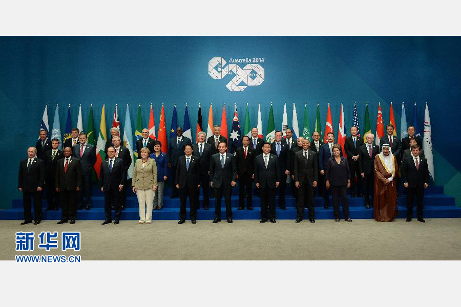 11月15日，二十國(guó)集團(tuán)領(lǐng)導(dǎo)人第九次峰會(huì)在澳大利亞布里斯班舉行。國(guó)家主席習(xí)近平出席會(huì)議并發(fā)表題為《推動(dòng)創(chuàng)新發(fā)展實(shí)現(xiàn)聯(lián)動(dòng)增長(zhǎng)》的重要講話。這是習(xí)近平主席同與會(huì)領(lǐng)導(dǎo)人合影。 新華社記者 馬占成 攝