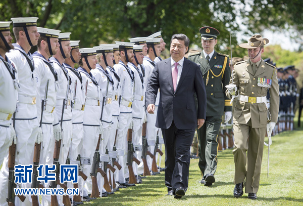 11月17日，中國(guó)國(guó)家主席習(xí)近平在堪培拉會(huì)見(jiàn)澳大利亞總督科斯格羅夫。會(huì)見(jiàn)前，科斯格羅夫在總督府草坪為習(xí)近平舉行隆重歡迎儀式。新華社記者謝環(huán)馳 攝 