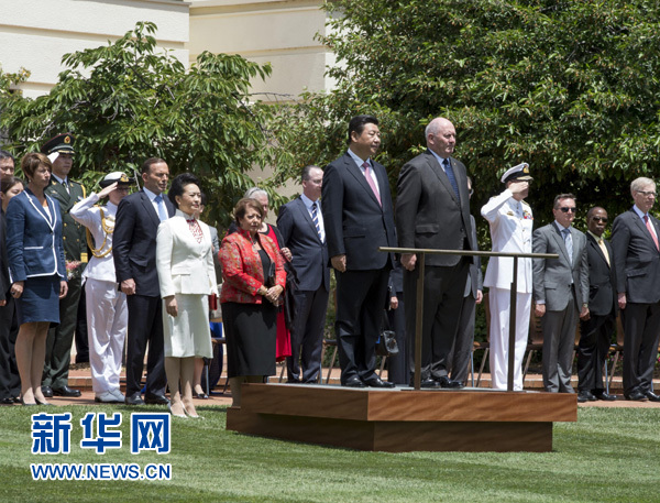 11月17日，中國(guó)國(guó)家主席習(xí)近平在堪培拉會(huì)見(jiàn)澳大利亞總督科斯格羅夫。會(huì)見(jiàn)前，科斯格羅夫在總督府草坪為習(xí)近平舉行隆重歡迎儀式。習(xí)近平和夫人彭麗媛抵達(dá)時(shí)，受到科斯格羅夫總督夫婦熱情迎接。新華社記者李學(xué)仁 攝 