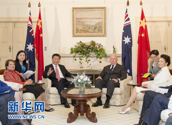 11月17日，中國(guó)國(guó)家主席習(xí)近平在堪培拉會(huì)見(jiàn)澳大利亞總督科斯格羅夫。會(huì)見(jiàn)前，科斯格羅夫在總督府草坪為習(xí)近平舉行隆重歡迎儀式。習(xí)近平和夫人彭麗媛抵達(dá)時(shí)，受到科斯格羅夫總督夫婦熱情迎接。新華社記者黃敬文 攝 