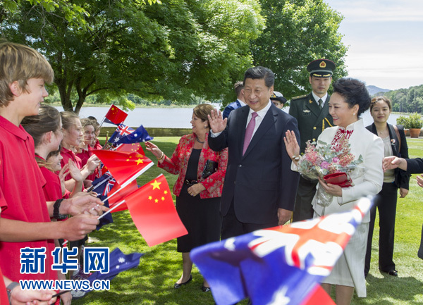 11月17日，中國(guó)國(guó)家主席習(xí)近平在堪培拉會(huì)見(jiàn)澳大利亞總督科斯格羅夫。會(huì)見(jiàn)前，科斯格羅夫在總督府草坪為習(xí)近平舉行隆重歡迎儀式。習(xí)近平和夫人彭麗媛抵達(dá)時(shí)，受到科斯格羅夫總督夫婦熱情迎接。新華社記者謝環(huán)馳 攝 