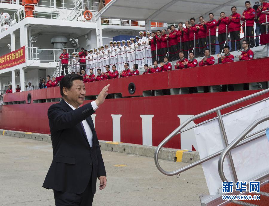 11月18日，正在澳大利亞塔斯馬尼亞州首府霍巴特訪問的中國國家主席習(xí)近平在澳大利亞總理阿博特陪同下參觀南極科考項(xiàng)目并慰問兩國科考人員。這是習(xí)近平在霍巴特港看望正在這里補(bǔ)給的&ldquo;雪龍&rdquo;號全體科考人員。新華社記者李學(xué)仁攝 