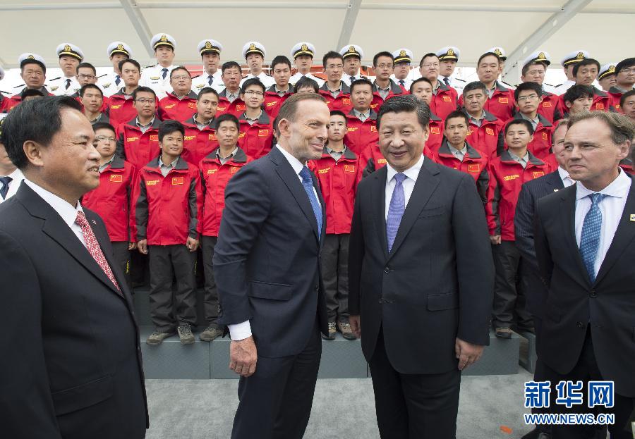 11月18日，正在澳大利亞塔斯馬尼亞州首府霍巴特訪問的中國國家主席習(xí)近平在澳大利亞總理阿博特陪同下參觀南極科考項(xiàng)目并慰問兩國科考人員。新華社記者李學(xué)仁攝 