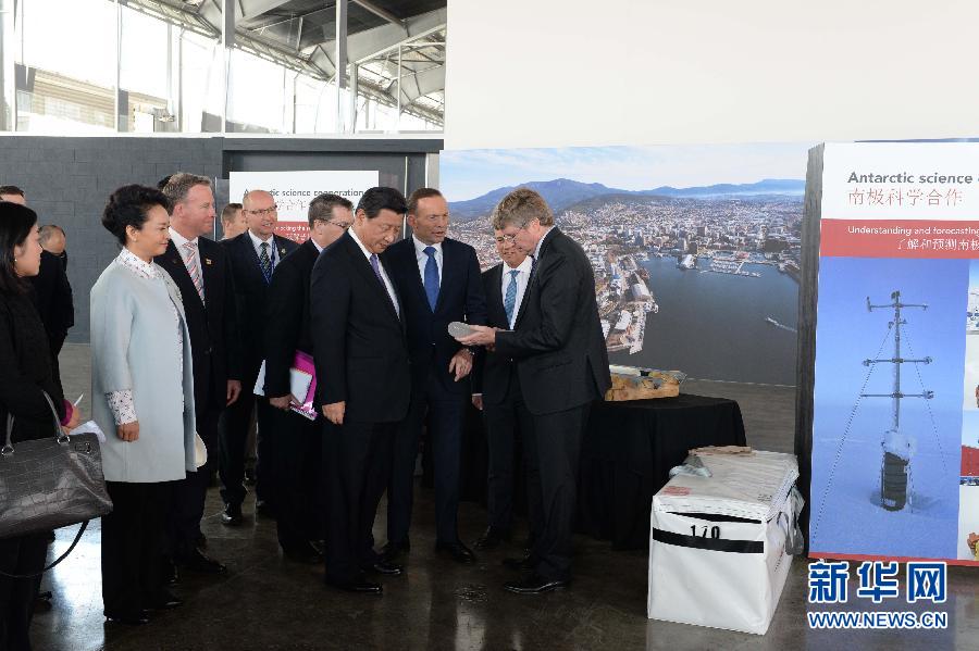 這是習(xí)近平和阿博特觀看采集的冰樣。新華社記者 馬占成 攝 