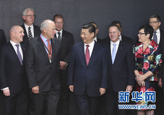 11月21日，中國國家主席習(xí)近平在奧克蘭和新西蘭總理約翰&middot;基共同出席中國－新西蘭市長論壇啟動儀式，并在啟動儀式后會見&ldquo;新中關(guān)系促進(jìn)委員會&rdquo;主要成員。新華社記者馬占成攝