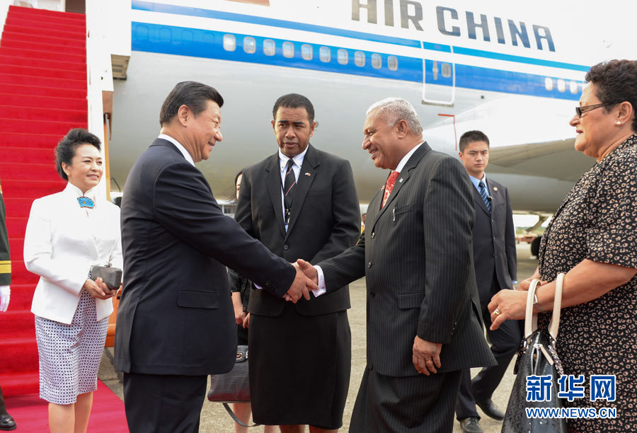 11月21日，國家主席習(xí)近平抵達(dá)楠迪，開始對(duì)斐濟(jì)進(jìn)行國事訪問并將同太平洋建交島國領(lǐng)導(dǎo)人舉行會(huì)晤。斐濟(jì)總理姆拜尼馬拉馬夫婦在舷梯旁迎接習(xí)近平和夫人彭麗媛。新華社記者李學(xué)仁攝 