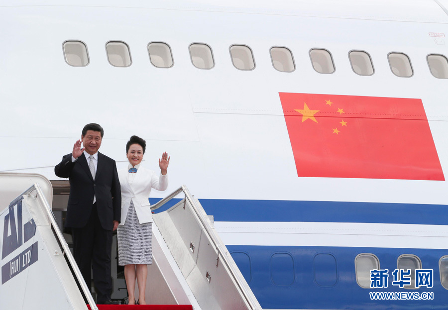 11月21日，國家主席習(xí)近平抵達(dá)楠迪，開始對(duì)斐濟(jì)進(jìn)行國事訪問并將同太平洋建交島國領(lǐng)導(dǎo)人舉行會(huì)晤。 這是習(xí)近平和夫人彭麗媛步出機(jī)艙。新華社記者丁林?jǐn)z 