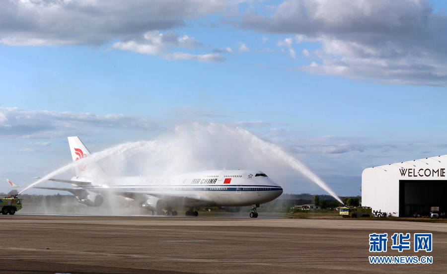  11月21日，國家主席習(xí)近平抵達(dá)楠迪，開始對(duì)斐濟(jì)進(jìn)行國事訪問并將同太平洋建交島國領(lǐng)導(dǎo)人舉行會(huì)晤。圖為習(xí)近平乘坐的專機(jī)在楠迪國際機(jī)場(chǎng)跑道上滑行穿過&ldquo;水門&rdquo;，這是當(dāng)?shù)亟o予最尊貴客人的禮遇，表達(dá)為客人&ldquo;洗塵&rdquo;。 新華社記者丁林?jǐn)z 