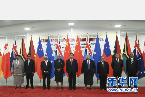 11月22日，國家主席習(xí)近平在楠迪同斐濟總理姆拜尼馬拉馬、密克羅尼西亞聯(lián)邦總統(tǒng)莫里、薩摩亞總理圖伊拉埃帕、巴布亞新幾內(nèi)亞總理奧尼爾、瓦努阿圖總理納圖曼、庫克群島總理普納、湯加首相圖伊瓦卡諾、紐?？偫硭忍窖髰u國領(lǐng)導(dǎo)人舉行集體會晤。姚大偉攝