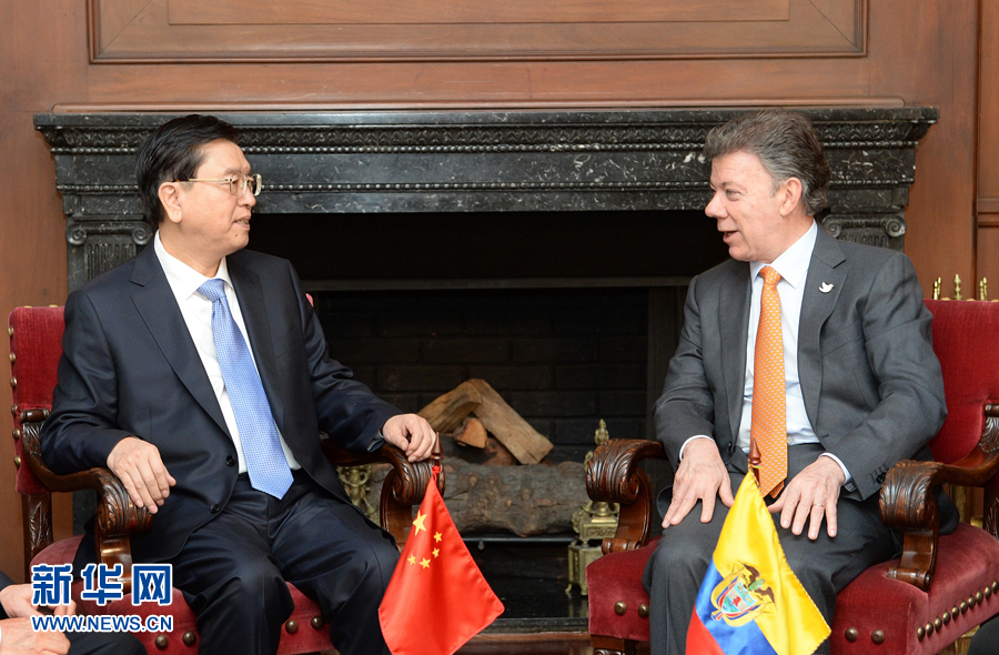 11月24日，正在哥倫比亞進行正式友好訪問的全國人大常委會委員長張德江在波哥大會見哥倫比亞總統(tǒng)桑托斯。 新華社記者 劉建生 攝