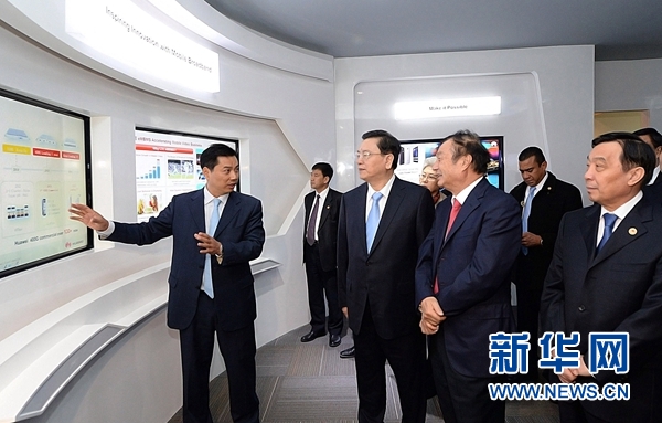 11月26日，正在墨西哥進行正式友好訪問的全國人大常委會委員長張德江在墨西哥城視察華為公司拉美北地區(qū)部。 新華社記者劉建生攝