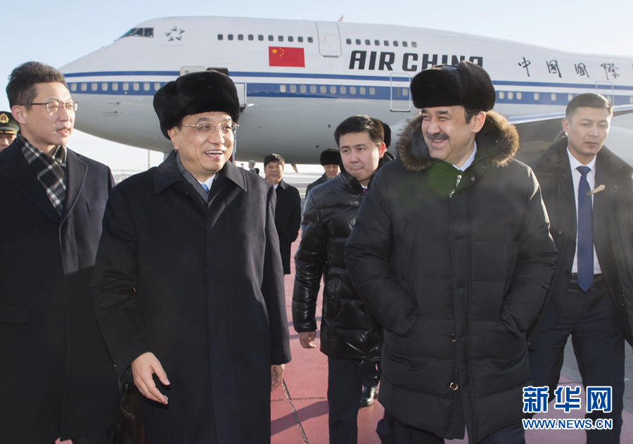  12月14日，應(yīng)哈薩克斯坦共和國(guó)總理馬西莫夫邀請(qǐng)，國(guó)務(wù)院總理李克強(qiáng)乘專機(jī)抵達(dá)阿斯塔納國(guó)際機(jī)場(chǎng)，開(kāi)始對(duì)哈薩克斯坦進(jìn)行正式訪問(wèn)，舉行中哈總理第二次定期會(huì)晤，并出席上海合作組織成員國(guó)政府首腦理事會(huì)第十三次會(huì)議。這是馬西莫夫到機(jī)場(chǎng)迎接李克強(qiáng)。新華社記者 黃敬文 攝 