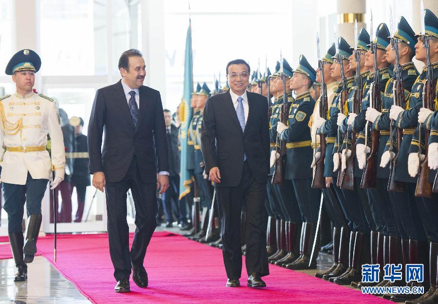 12月14日，應(yīng)哈薩克斯坦共和國(guó)總理馬西莫夫邀請(qǐng)，國(guó)務(wù)院總理李克強(qiáng)乘專機(jī)抵達(dá)阿斯塔納國(guó)際機(jī)場(chǎng)，開(kāi)始對(duì)哈薩克斯坦進(jìn)行正式訪問(wèn)，舉行中哈總理第二次定期會(huì)晤，并出席上海合作組織成員國(guó)政府首腦理事會(huì)第十三次會(huì)議。馬西莫夫到機(jī)場(chǎng)迎接李克強(qiáng)，并舉行隆重的歡迎儀式。新華社記者 黃敬文 攝