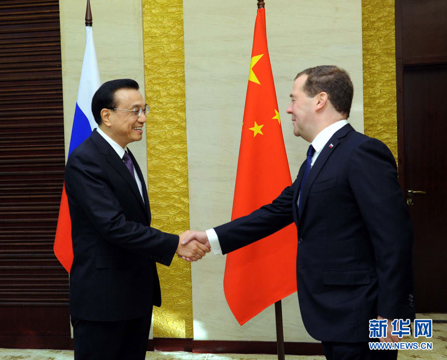 12月15日，中國國務(wù)院總理李克強(qiáng)在阿斯塔納會(huì)見俄羅斯總理梅德韋杰夫。 新華社記者 饒愛民 攝