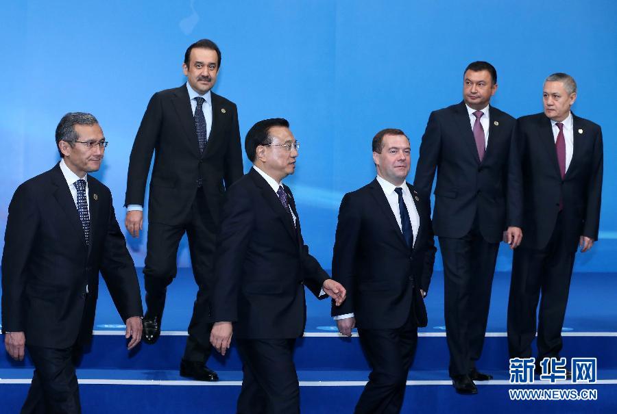 12月15日，中國國務(wù)院總理李克強(qiáng)在阿斯塔納出席上海合作組織成員國政府首腦理事會(huì)第十三次會(huì)議。這是與會(huì)領(lǐng)導(dǎo)人集體合影后走向會(huì)場(chǎng)。新華社記者 龐興雷 攝 