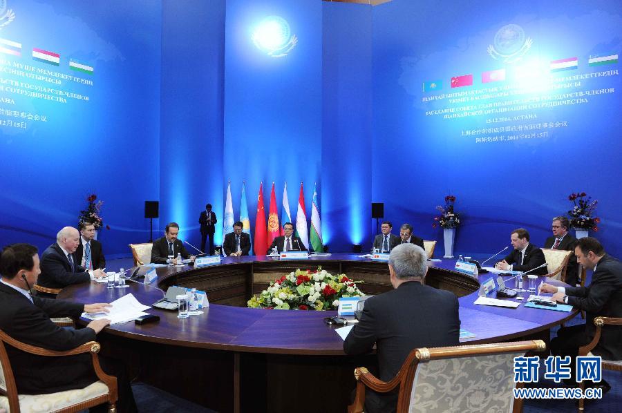 12月15日，中國國務(wù)院總理李克強(qiáng)在阿斯塔納出席上海合作組織成員國政府首腦理事會(huì)第十三次會(huì)議。 新華社記者 饒愛民 攝 