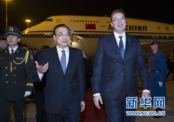 12月15日，國務(wù)院總理李克強(qiáng)抵達(dá)貝爾格萊德，出席中國－中東歐國家領(lǐng)導(dǎo)人會晤并正式訪問塞爾維亞，塞爾維亞總理武契奇到機(jī)場迎接。新華社記者 黃敬文 攝