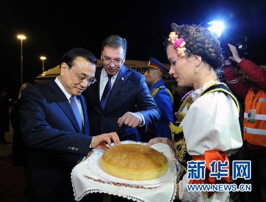 12月15日，國務(wù)院總理李克強(qiáng)抵達(dá)貝爾格萊德，出席中國－中東歐國家領(lǐng)導(dǎo)人會晤并正式訪問塞爾維亞，塞爾維亞總理武契奇到機(jī)場迎接。新華社記者 饒愛民 攝