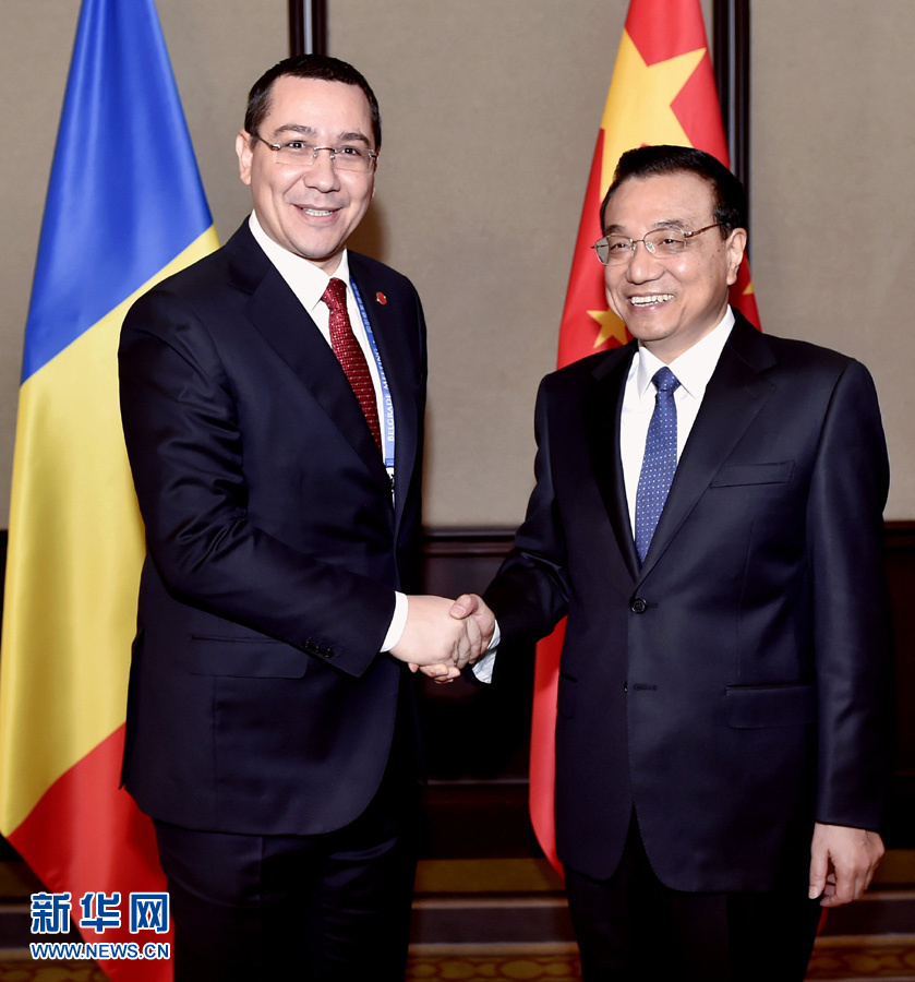 12月16日，中國國務(wù)院總理李克強在貝爾格萊德會見羅馬尼亞總理蓬塔。 新華社記者劉力航攝