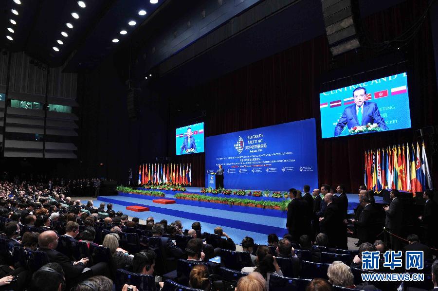 12月16日，國(guó)務(wù)院總理李克強(qiáng)在貝爾格萊德與中東歐國(guó)家領(lǐng)導(dǎo)人共同出席中國(guó)－中東歐國(guó)家第四屆經(jīng)貿(mào)論壇開(kāi)幕式并致辭。 新華社記者 饒愛(ài)民攝 