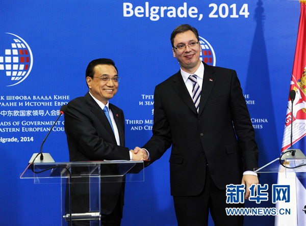 12月16日，國務(wù)院總理李克強在貝爾格萊德出席第三次中國-中東歐國家領(lǐng)導(dǎo)人會晤后，與塞爾維亞總理武契奇共同會見記者。 新華社記者饒愛民 攝