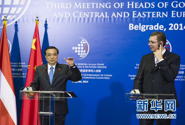 12月16日，國務(wù)院總理李克強在貝爾格萊德出席第三次中國-中東歐國家領(lǐng)導(dǎo)人會晤后，與塞爾維亞總理武契奇共同會見記者。 新華社記者黃敬文 攝