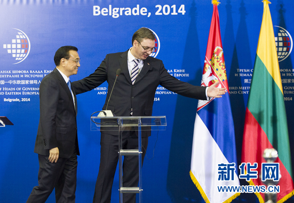 12月16日，國務(wù)院總理李克強在貝爾格萊德出席第三次中國-中東歐國家領(lǐng)導(dǎo)人會晤后，與塞爾維亞總理武契奇共同會見記者。 新華社記者黃敬文 攝