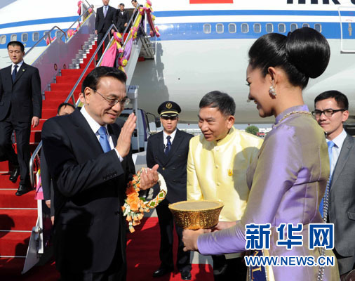 12月19日，中國國務(wù)院總理李克強(qiáng)抵達(dá)曼谷，出席大湄公河次區(qū)域經(jīng)濟(jì)合作領(lǐng)導(dǎo)人第五次會議。新華社記者饒愛民攝