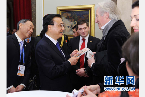 12月18日，中國國務(wù)院總理李克強在貝爾格萊德市政廳接受&ldquo;貝爾格萊德榮譽市民&rdquo;證書，塞爾維亞總理武契奇陪同出席。隨后，李克強同塞各界知名人士親切會見并互動交流。這是李克強同電影《瓦爾特保衛(wèi)薩拉熱窩》的演員薩馬爾季奇親切交談。新華社記者 饒愛民 攝