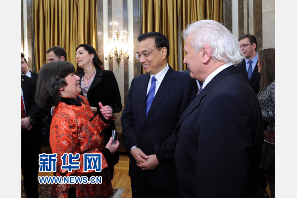 12月18日，中國國務(wù)院總理李克強在貝爾格萊德市政廳接受&ldquo;貝爾格萊德榮譽市民&rdquo;證書，塞爾維亞總理武契奇陪同出席。隨后，李克強同塞各界知名人士親切會見并互動交流。這是李克強同漢學(xué)家波普&mdash;采尼奇夫婦親切交談。新華社記者 饒愛民 攝