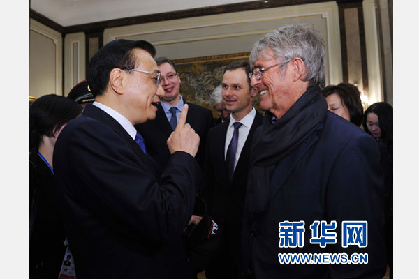 12月18日，中國國務(wù)院總理李克強在貝爾格萊德市政廳接受&ldquo;貝爾格萊德榮譽市民&rdquo;證書，塞爾維亞總理武契奇陪同出席。隨后，李克強同塞各界知名人士親切會見并互動交流。這是李克強同著名足球教練米盧蒂諾維奇親切交談。新華社記者 饒愛民 攝