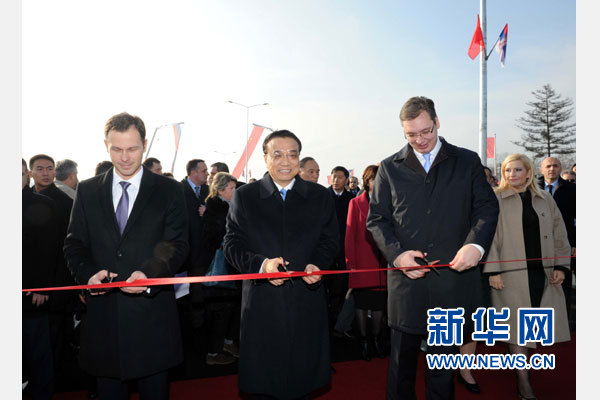 12月18日，中國(guó)國(guó)務(wù)院總理李克強(qiáng)在貝爾格萊德同塞爾維亞總理武契奇共同出席貝爾格萊德跨多瑙河大橋竣工儀式。這是李克強(qiáng)與武契奇為新建成的大橋剪彩。新華社記者 饒愛(ài)民 攝