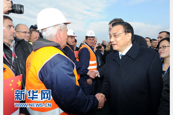12月18日，中國(guó)國(guó)務(wù)院總理李克強(qiáng)在貝爾格萊德同塞爾維亞總理武契奇共同出席貝爾格萊德跨多瑙河大橋竣工儀式。這是李克強(qiáng)同大橋建設(shè)者親切交流。新華社記者 饒愛(ài)民 攝