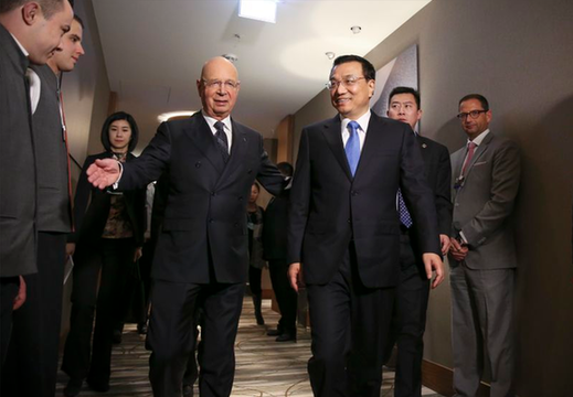 施瓦布第一時(shí)間歡迎李克強(qiáng)抵達(dá)達(dá)沃斯(攝影:中新社 劉震) 施瓦布第一時(shí)間歡迎李克強(qiáng)抵達(dá)達(dá)沃斯(攝影:中新社 劉震)