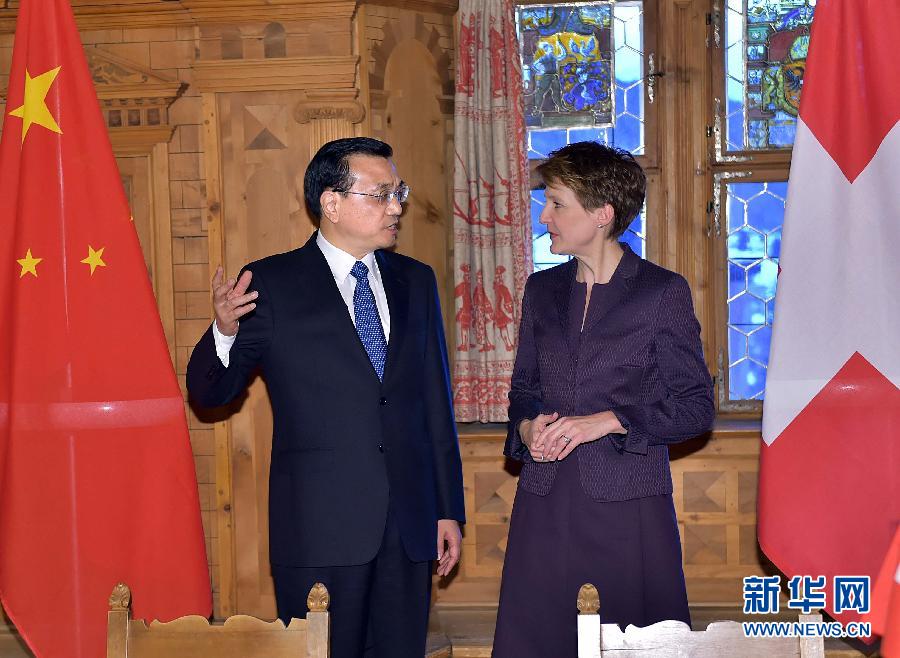 1月21日，國(guó)務(wù)院總理李克強(qiáng)在達(dá)沃斯同瑞士聯(lián)邦主席索馬魯加舉行會(huì)談。這是會(huì)談結(jié)束后，李克強(qiáng)與索馬魯加共同出席雙邊金融、食品、藥品、科研、人員往來(lái)等領(lǐng)域合作文件簽字儀式。新華社記者 李濤 攝