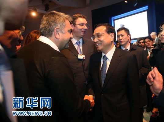 1月21日，中國國務(wù)院總理李克強在瑞士達沃斯舉行的世界經(jīng)濟論壇全會發(fā)表特別致辭并回答提問。這是李克強在致辭后同與會嘉賓親切交談。新華社記者 劉衛(wèi)兵 攝