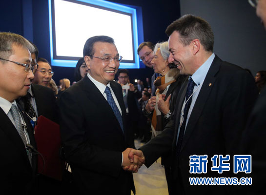 1月21日，中國國務(wù)院總理李克強在瑞士達沃斯舉行的世界經(jīng)濟論壇全會發(fā)表特別致辭并回答提問。這是李克強在致辭前同與會嘉賓親切交談。新華社記者 劉衛(wèi)兵 攝