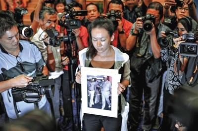 1月29日，在得知即將召開有關(guān)MH370的發(fā)布會后，一些乘客家屬成員到場。