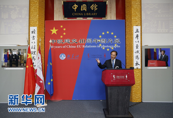 　　5月18日，正在比利時訪問的新華社社長蔡名照在比利時布魯日歐洲學院舉行的&ldquo;中歐建交40周年圖片展&rdquo;開幕式上致辭。在中歐建交40周年之際，由新華社、歐洲學院主辦的&ldquo;中歐建交40周年圖片展&rdquo;18日在位于比利時布魯日的歐洲學院開幕。 新華社記者葉平凡攝