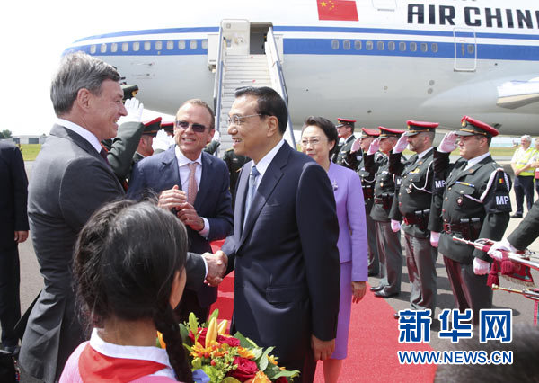 當(dāng)?shù)貢r(shí)間6月28日下午，經(jīng)中歐雙方商定，國(guó)務(wù)院總理李克強(qiáng)乘專機(jī)抵達(dá)比利時(shí)首都布魯塞爾，出席第十七次中國(guó)歐盟領(lǐng)導(dǎo)人會(huì)晤。李克強(qiáng)總理夫人程虹同機(jī)抵達(dá)。歐盟和比利時(shí)政府高級(jí)官員到阿貝拉格機(jī)場(chǎng)迎接。新華社記者 龐興雷 攝 