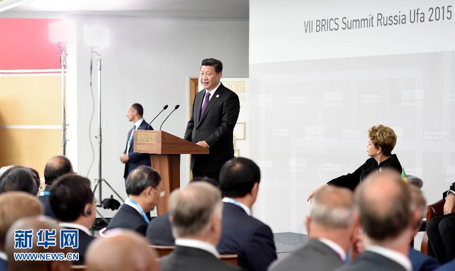7月9日，金磚國家領(lǐng)導(dǎo)人同金磚國家工商理事會(huì)代表對(duì)話會(huì)在俄羅斯烏法舉行。中國國家主席習(xí)近平、俄羅斯總統(tǒng)普京、巴西總統(tǒng)羅塞夫、印度總理莫迪、南非總統(tǒng)祖馬等共同出席。新華社記者 張鐸 攝 