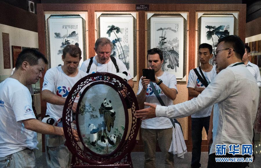 (新華網(wǎng))(2)“歐洲熊貓粉絲四川探親之旅”自駕團(tuán)抵達(dá)成都