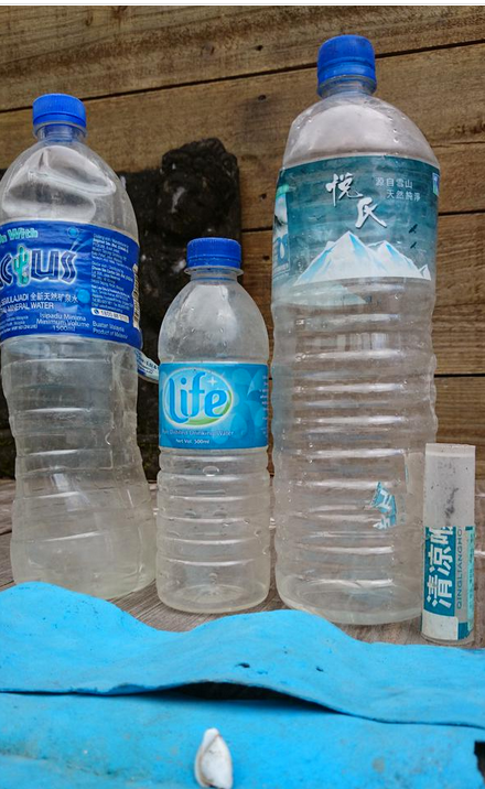 MH370之謎新證據(jù)？留尼汪島現(xiàn)兩馬來礦泉水瓶 一中國藥膏