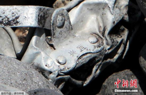 圖為疑似飛機金屬殘片上刻有中文&ldquo;宜興&rdquo;兩字。