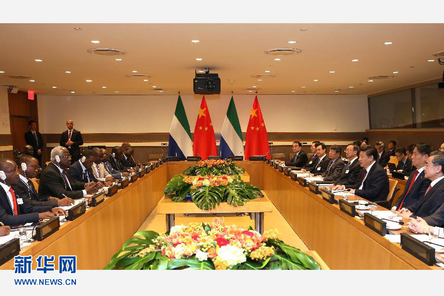 9月27日，國家主席習(xí)近平在紐約會見塞拉利昂總統(tǒng)科羅馬。新華社記者 龐興雷 攝