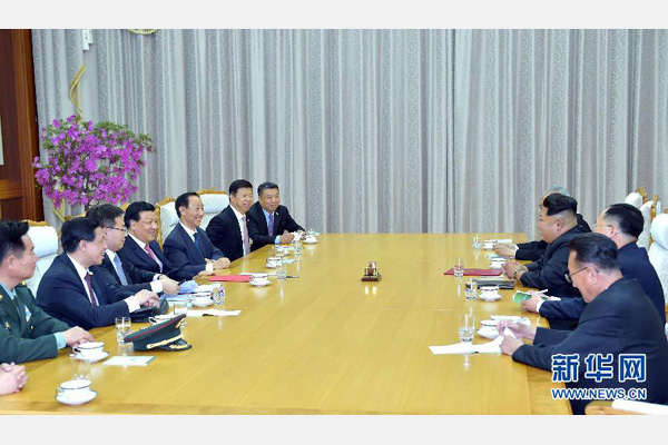 10月9日，中共中央政治局常委、中央書記處書記劉云山在平壤百花園迎賓館會見朝鮮勞動黨第一書記金正恩。 新華社記者 李濤 攝 