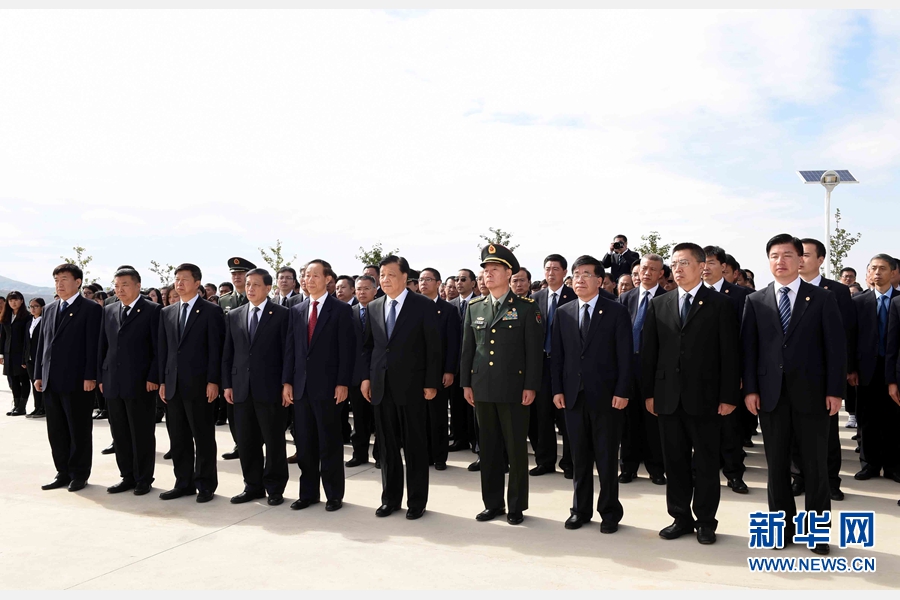 10月11日，中共中央政治局常委、中央書記處書記劉云山專程趕赴安州祭掃中國人民志愿軍烈士陵園，向中國人民志愿軍烈士敬獻花籃并默哀。 新華社記者 饒愛民 攝