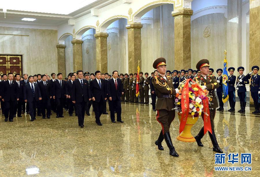 10月11日，中共中央政治局常委、中央書記處書記劉云山前往錦繡山太陽宮，向金日成主席和金正日總書記塑像敬獻花籃。 新華社記者饒愛民攝