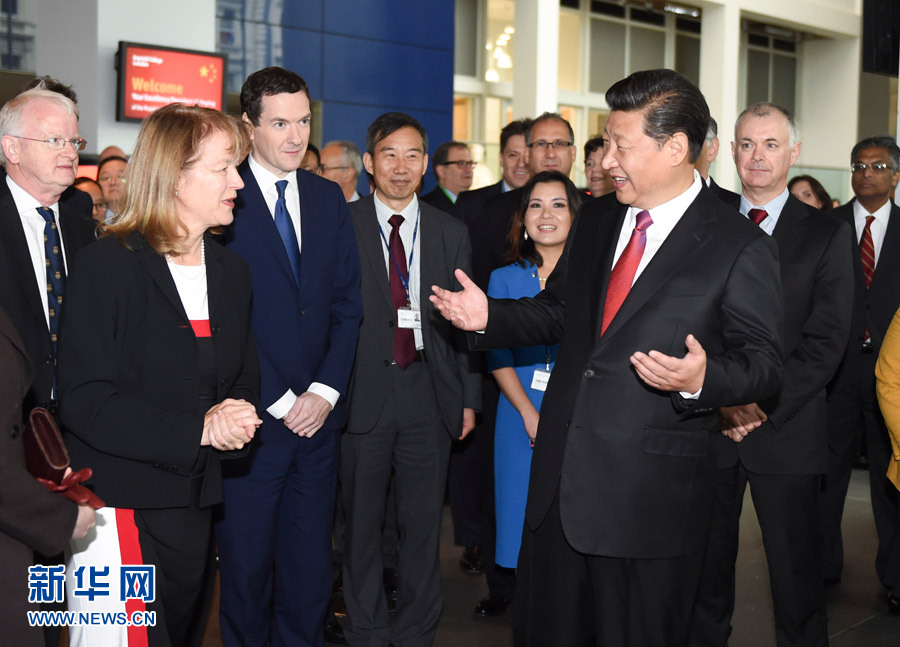 10月21日，國家主席習(xí)近平在倫敦參觀帝國理工學(xué)院。這是習(xí)近平同該校員工親切交談。 新華社記者 謝環(huán)馳 攝