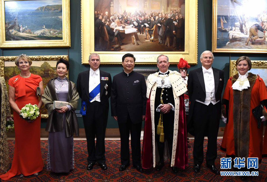 當(dāng)?shù)貢r(shí)間10月21日，國家主席習(xí)近平在倫敦金融城市政廳發(fā)表題為《共倡開放包容共促和平發(fā)展》的重要演講。這是習(xí)近平和夫人彭麗媛同嘉賓合影。 新華社記者 饒愛民 攝